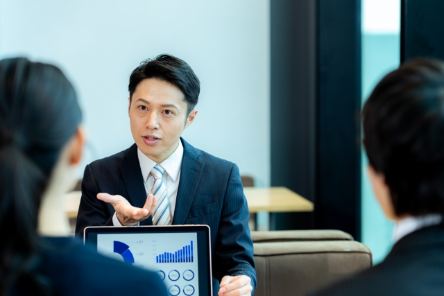 提案している男性社員