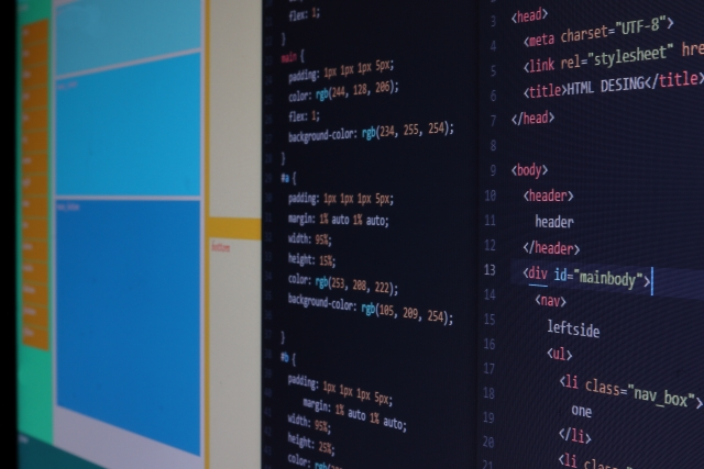 PCに映されているプログラミングコード