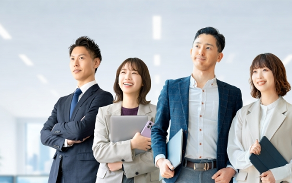 オフィスにいる4人の会社員