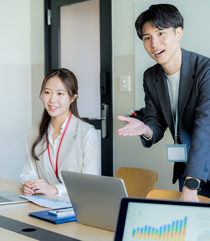 提案している2人の会社員