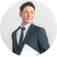 右を向いている男性社員