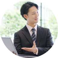 紹介している男性社員