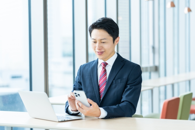 スマートフォンを操作する男性社員